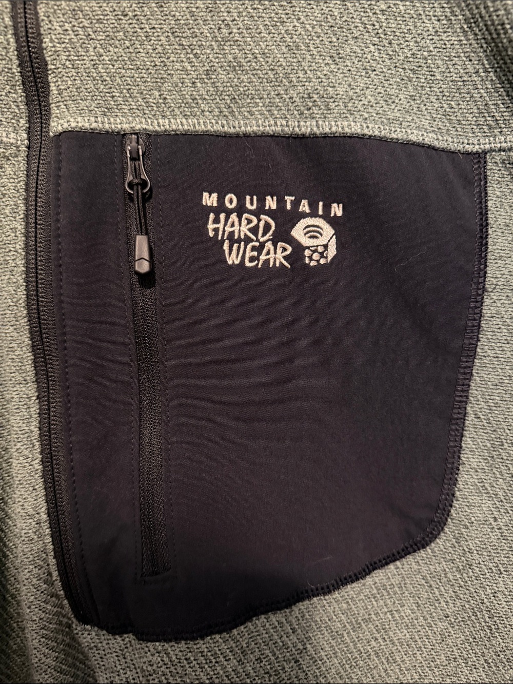 Mountain Hardwear Men's Olive Green Half-Zip Pullover with Black Chest Pocket - Picture 2 of 4